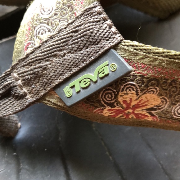 Teva Flip Flops 1.5” Heel Khaki Olive Green with Floral and Spirals size 9 - Picture 4 of 11